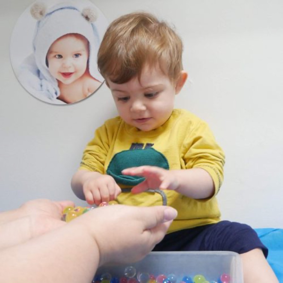 Bebê brincando com estímulos sensoriais no berçário da MZ School
