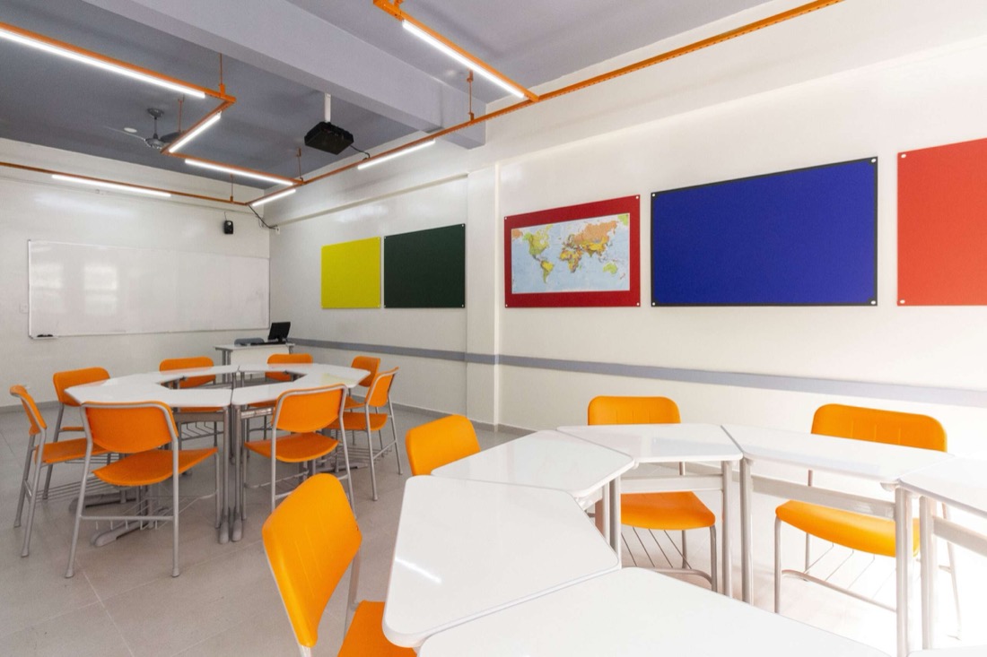 Sala de aula moderna da MZ School com mobiliário colaborativo