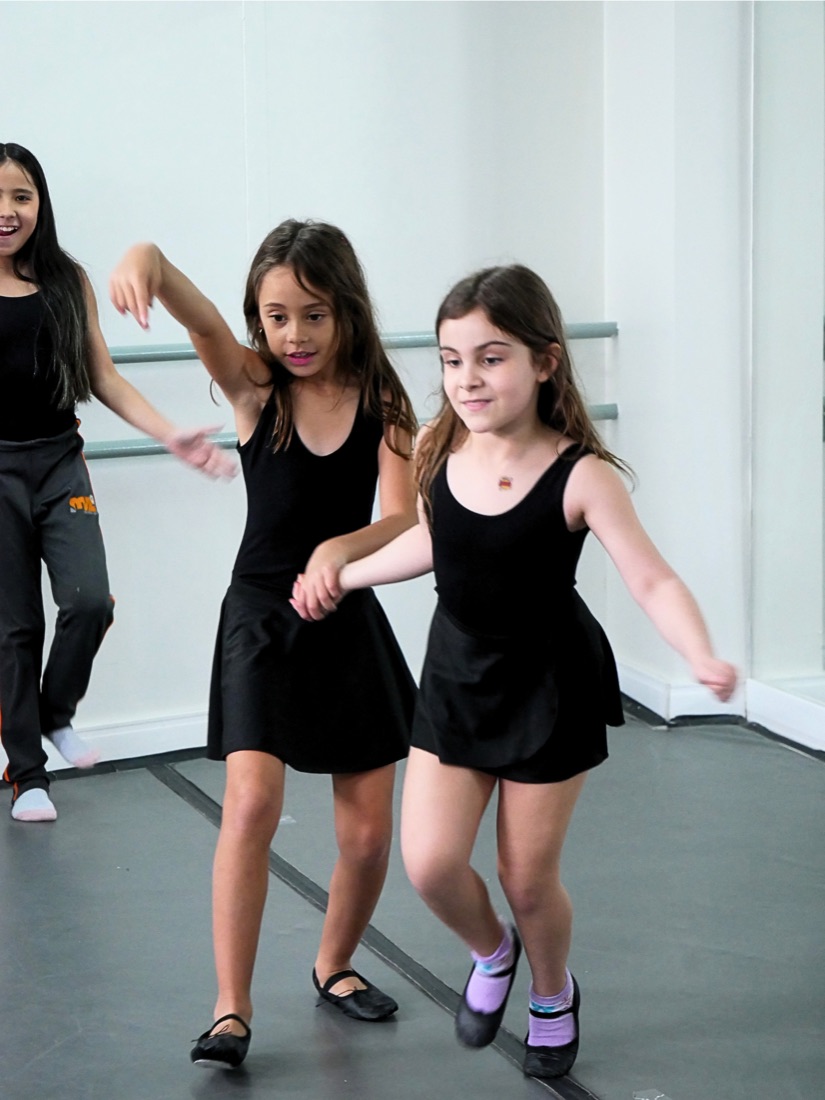 Alunas em aula de dança no estúdio da MZ
