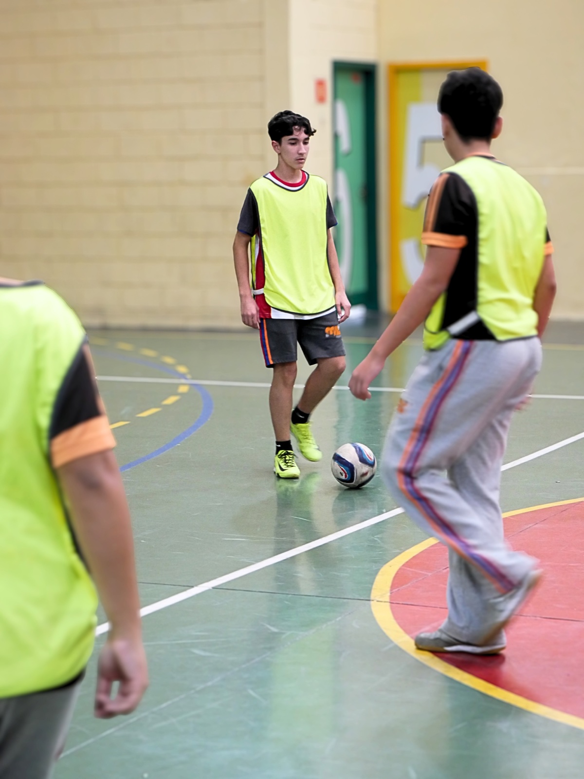 Alunos da MZ jogando futsal no ginásio poliesportivo