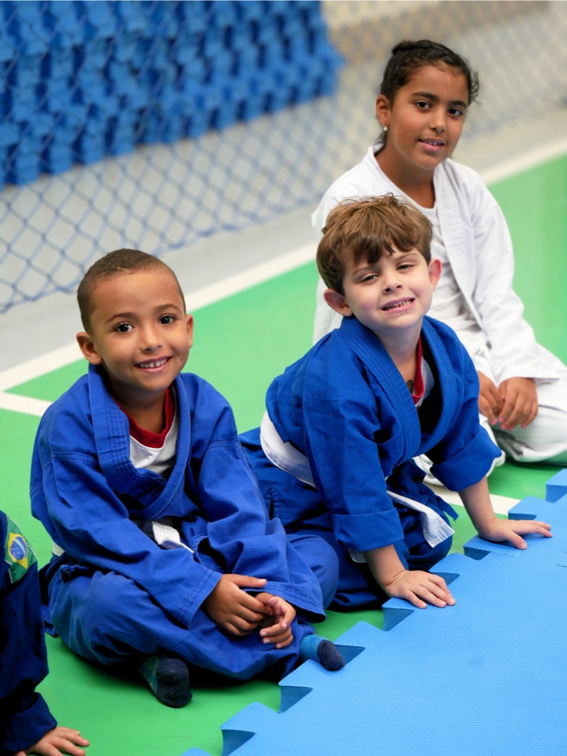Aula de judô na MZ com professor e alunos de kimono