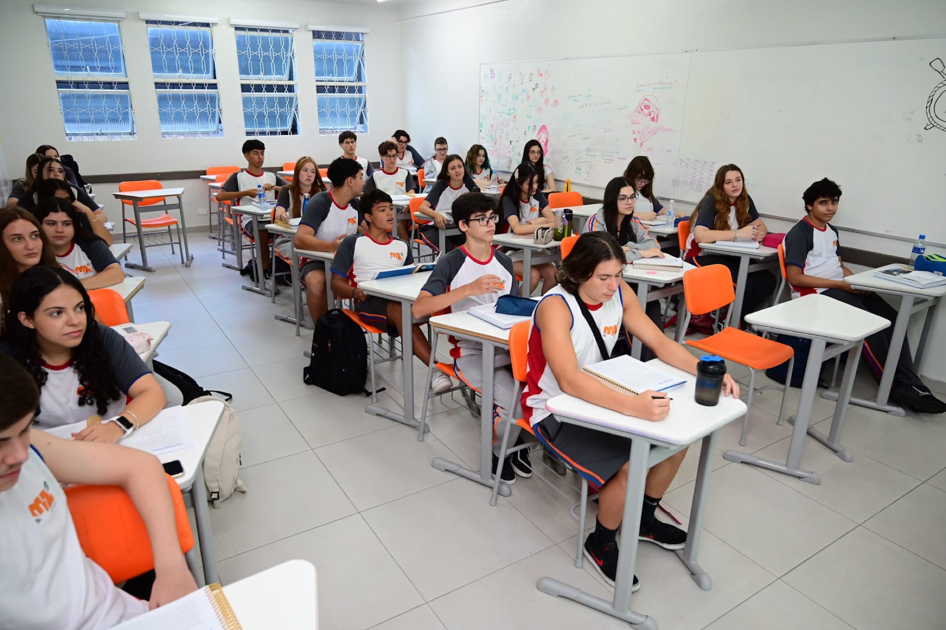 Sala de aula ampla da MZ com alunos do ensino médio