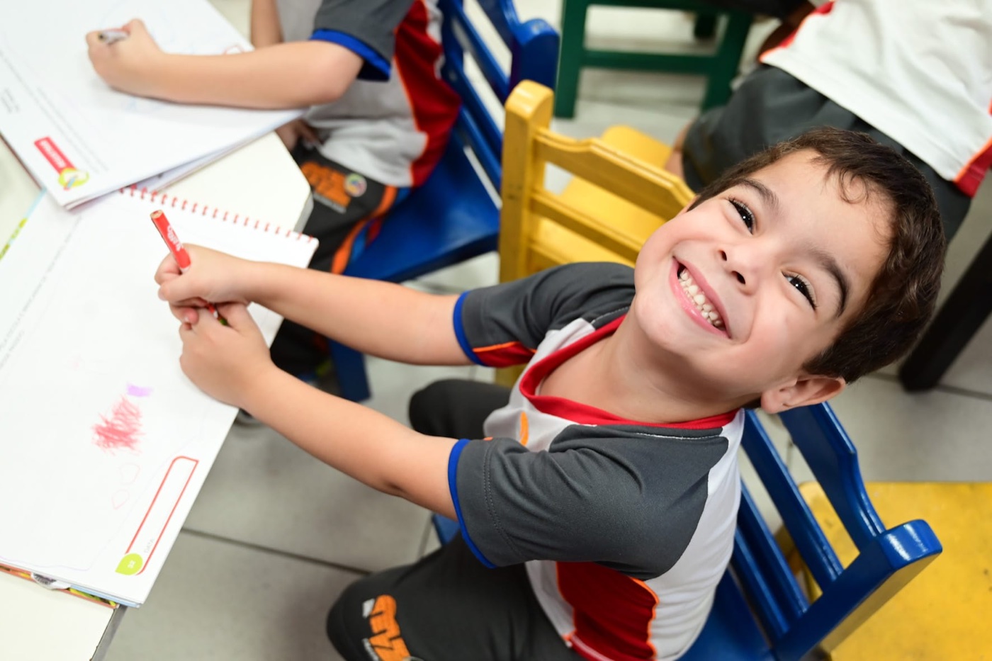 Aluno da Educação Infantil da MZ School sorrindo durante atividade