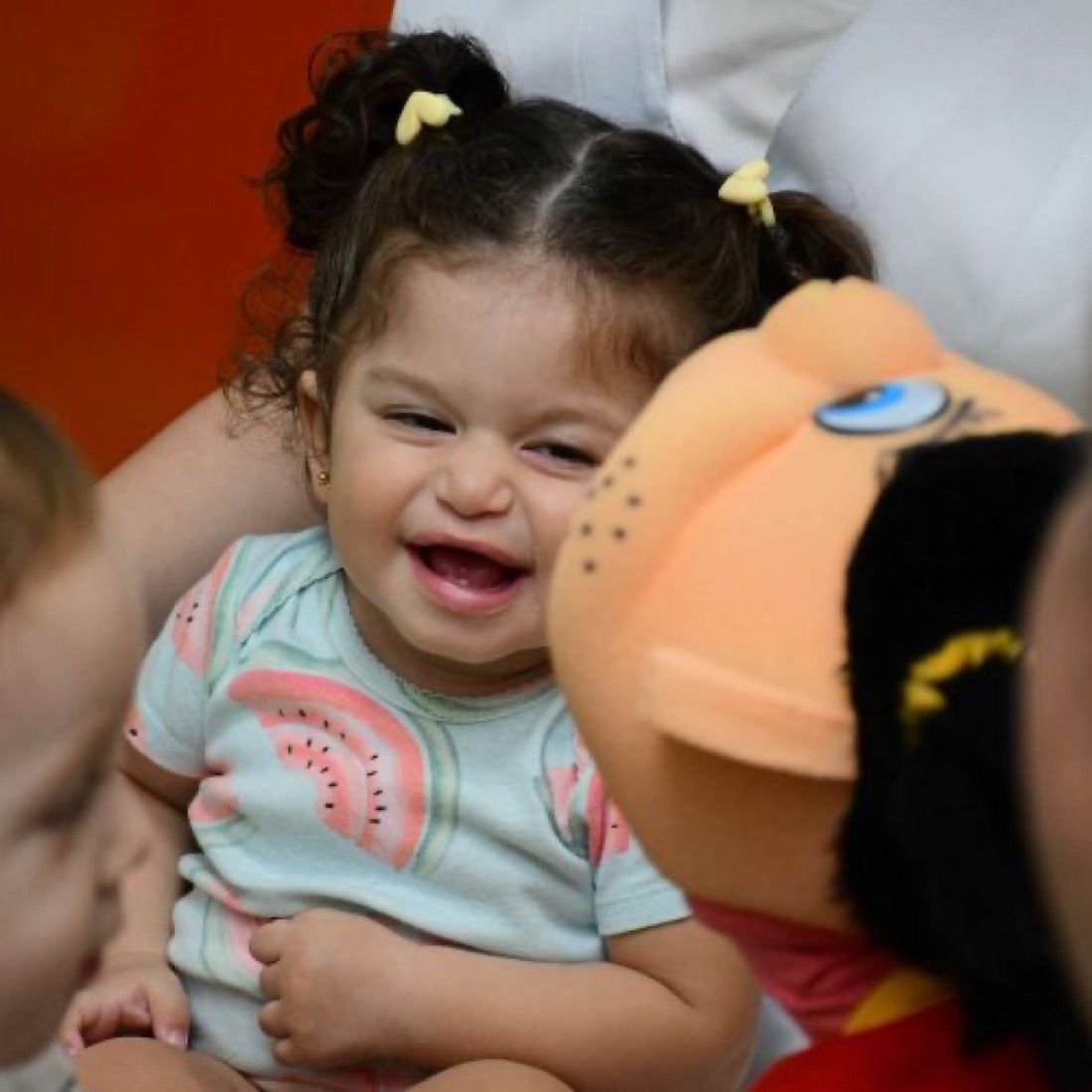 Bebê se divertindo com fantoche no Berçário da MZ