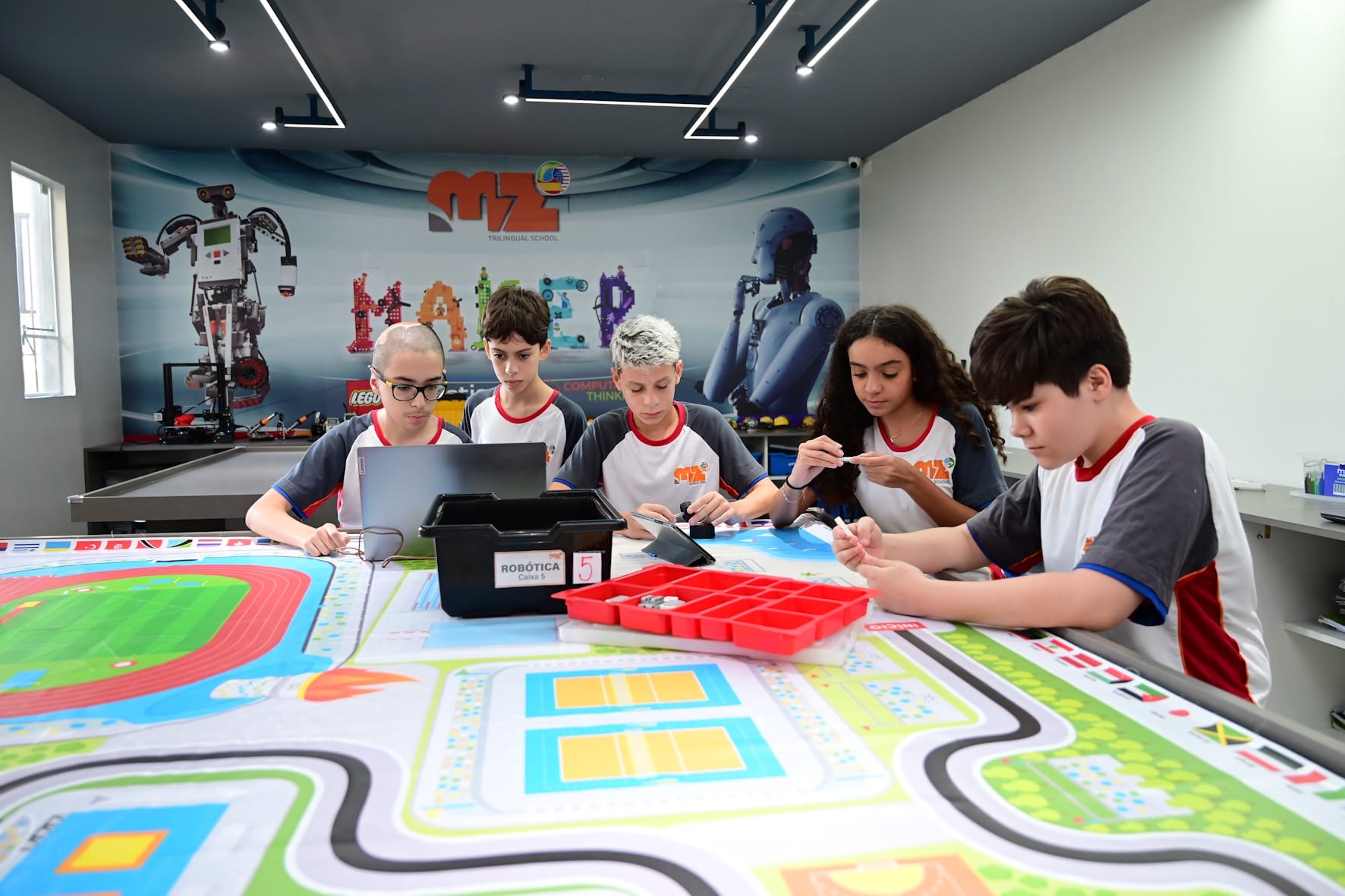 Alunos do Fundamental II da MZ School na sala Maker de robótica