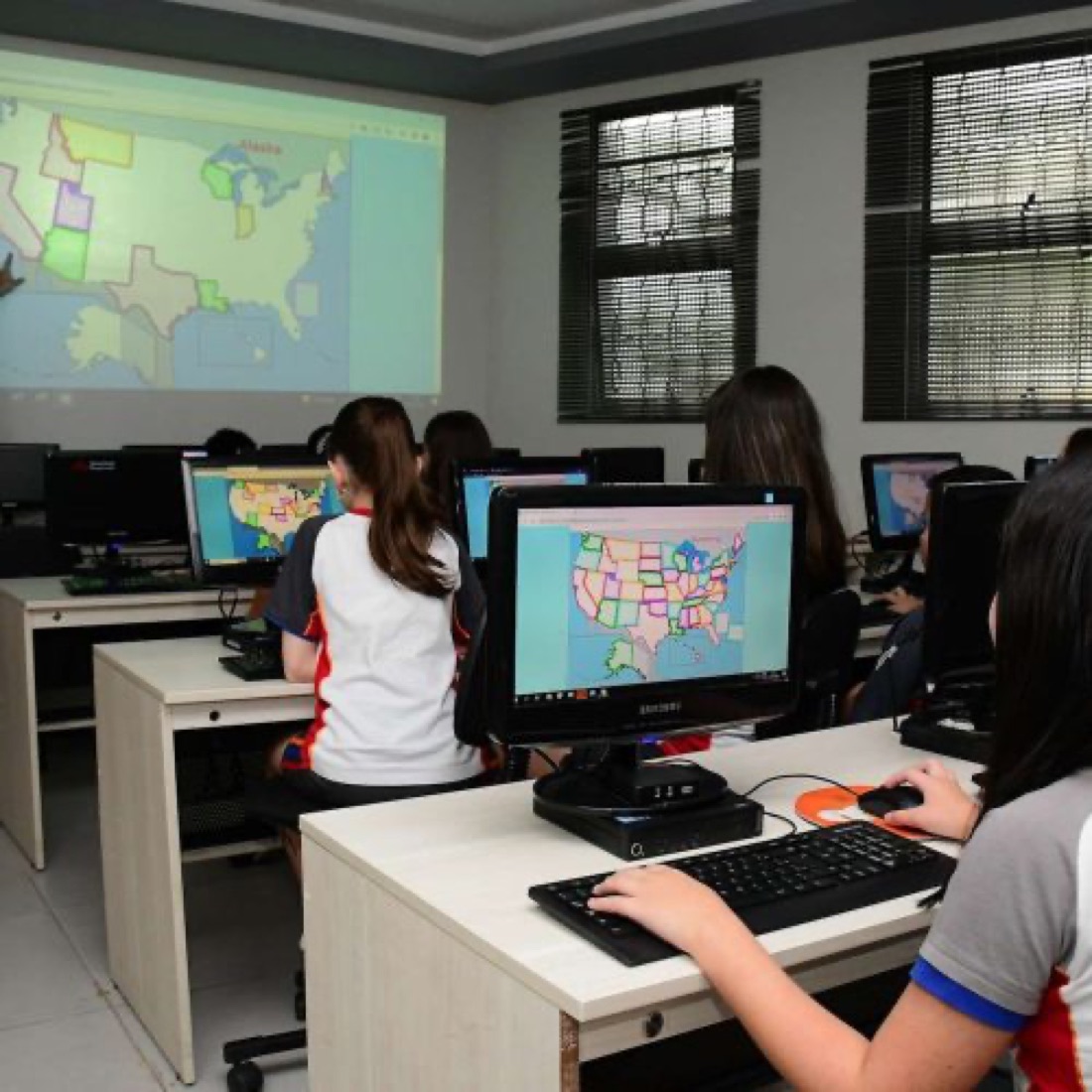 Alunos no laboratório de informática em aula de idiomas