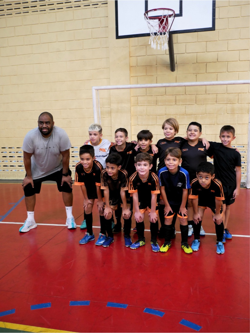 Time infantil de futsal da MZ com o professor