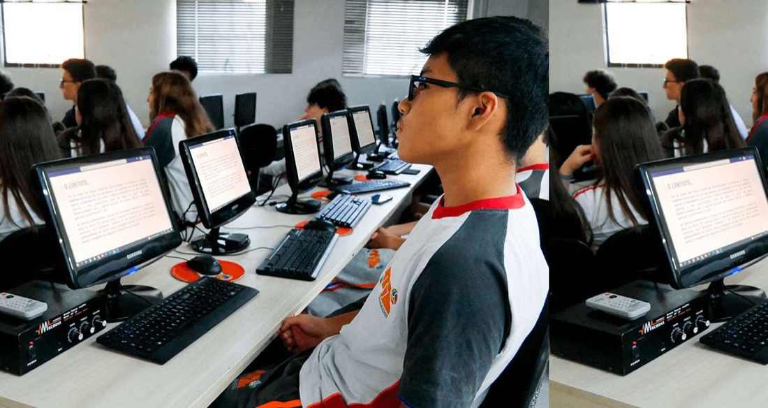 Alunos do Fundamental II no laboratório de informática
