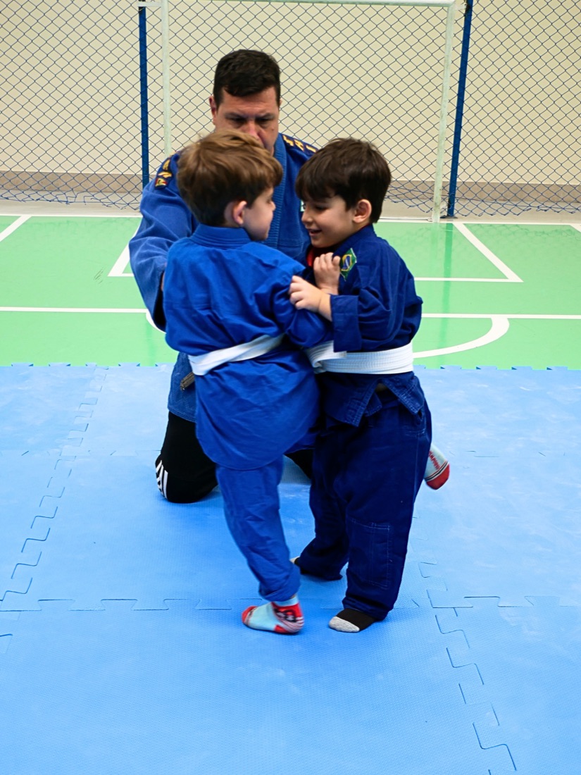 Alunos treinando judô no tatame da MZ