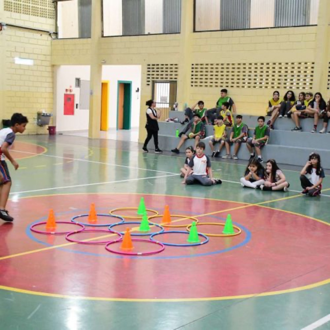Alunos em atividade de educação física na quadra da MZ